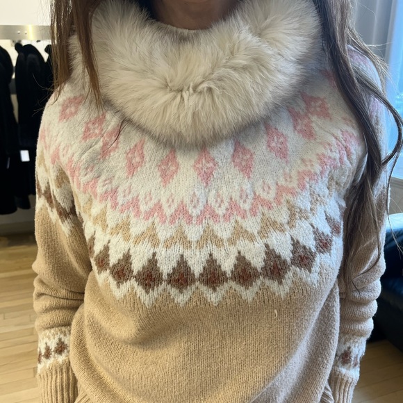 White fur collar - Picture 1 of 3